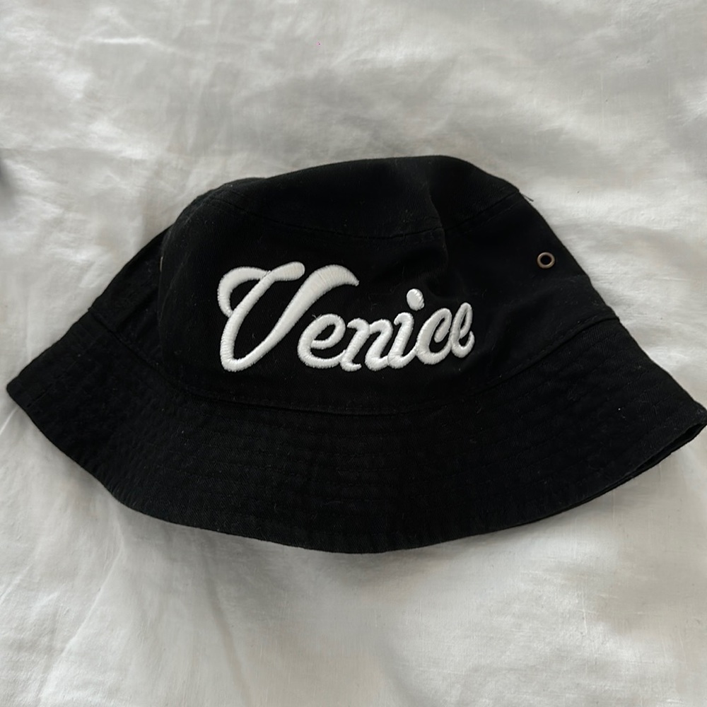 VENICE BEACH BUCKET HAT